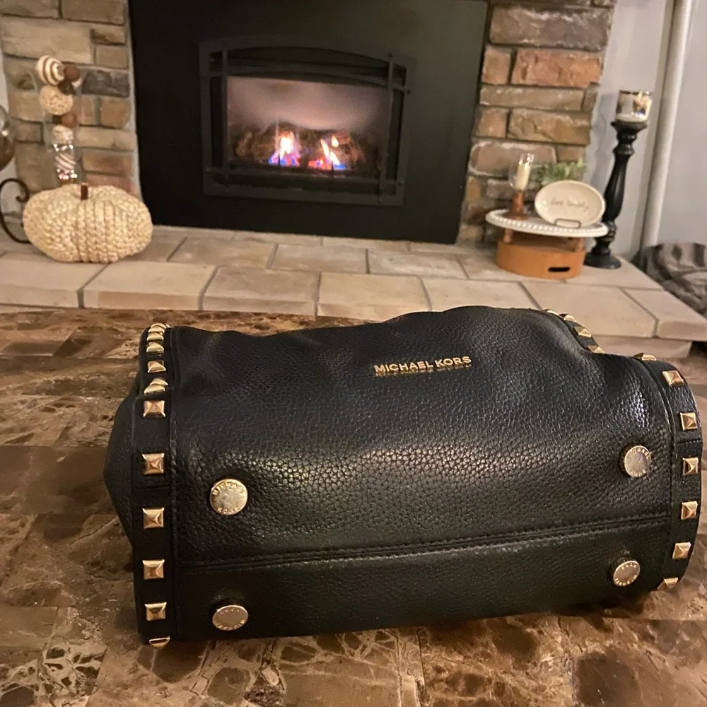 Michael Kors gold metal w/ black pebbled leather bag satchel Medium size - Picture 3 of 8